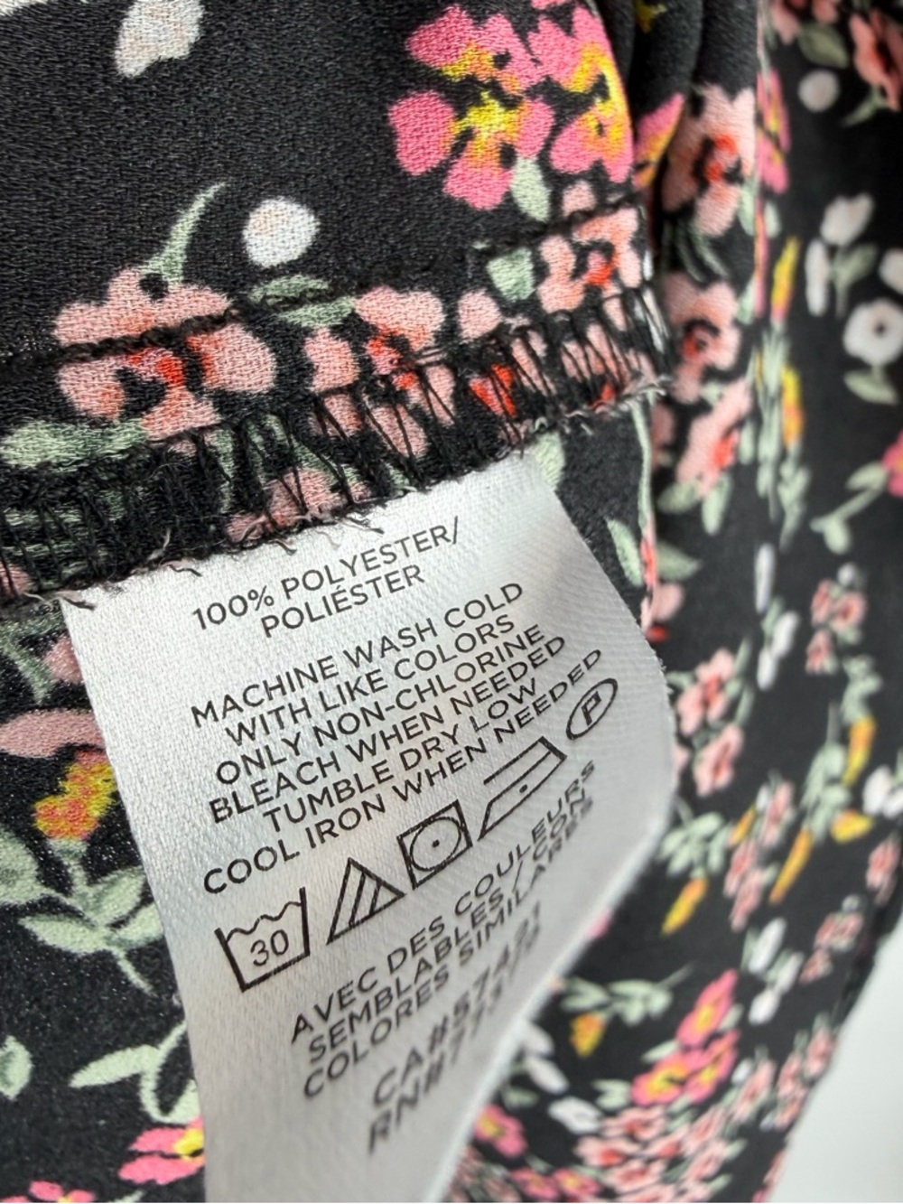 Loft Floral V-Neck Flutter Sleeve Top - Black/Pink floral size 22 - Picture 4 of 4